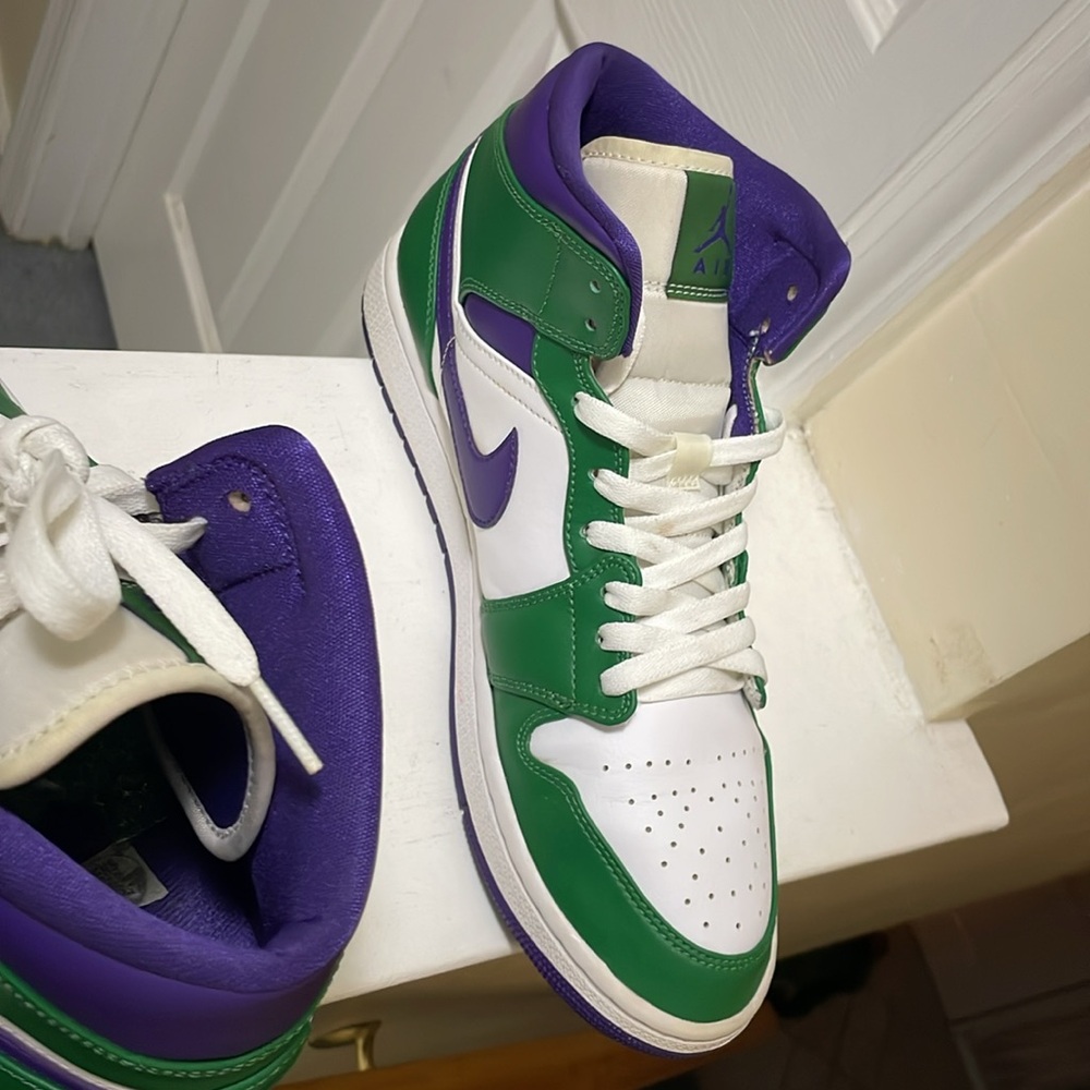 Air Jordan 1 “Hulks” 10.5. original box beat up but shoes are good🤟